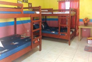 Zimmer mit 3 Etagenbetten in einem Zimmer in der Unterkunft RedDoorz Precious Dem Beach Resort Pagudpud in Aggao