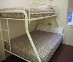 Krevet ili kreveti na sprat u jedinici u okviru objekta Tasman Holiday Parks - Yallingup Caves