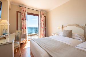 Un ou plusieurs lits dans un hébergement de l'établissement Hotel Cala Fornells
