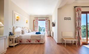 Un ou plusieurs lits dans un hébergement de l'établissement Hotel Cala Fornells