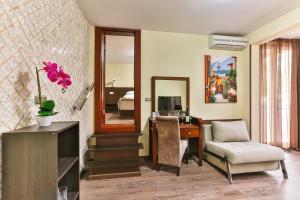 Televisyen dan/atau pusat hiburan di Hotel Premier