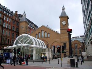 ロンドンにあるGORGEOUS FlatC Central London Liverpool St Stationの市時計塔のある大きな建物