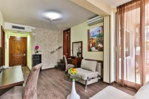 Ruang duduk di Hotel Premier