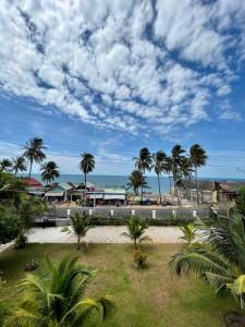潘切的住宿－Catsen Bungalows & Pool Phan Thiet，享有棕榈树海滩和大海的景色