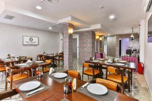 Restoran atau tempat lain untuk makan di Hotel Premier