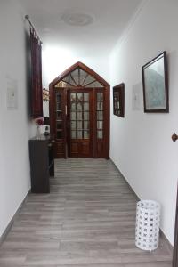 - un couloir avec une porte en bois dans l'établissement Bella Itália Casa da Universidade, à Ponta Delgada