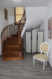 - un escalier avec un banc et une chaise dans la chambre dans l'établissement Bella Itália Casa da Universidade, à Ponta Delgada
