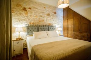 Posteľ alebo postele v izbe v ubytovaní Villa Diamante -Seafront Stone Villa for 5 with Stunning Sunset Views By Villa Mana Gers