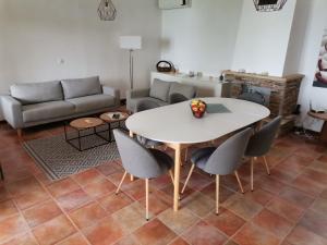 sala de estar con mesa blanca y sillas en Black Sea Rama Golf and Villas, Bell Tower Villa, en Balchik