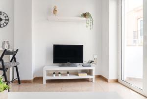 A television and/or entertainment centre at AT TRAJANO 1