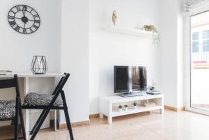 A television and/or entertainment centre at AT TRAJANO 1