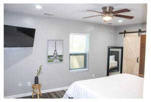 1 dormitorio con 1 cama y ventilador de techo en Lovely 3BR 3BA Home minutes from Airport/Downtown Atlanta en Atlanta