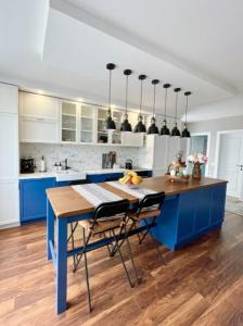 een keuken met een blauw eiland in het midden van een kamer bij Executive 2 Bedroom Apartment + Parking in Sofia