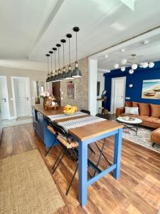 een keuken met een blauwe tafel in een kamer bij Executive 2 Bedroom Apartment + Parking in Sofia
