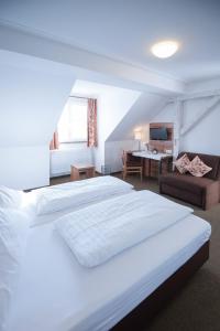 ein Hotelzimmer mit 2 Betten und einem Schreibtisch in der Unterkunft Weingut Kernwein in Seinsheim