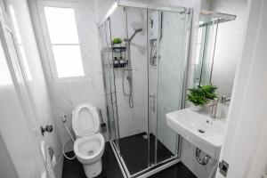 W łazience znajduje się prysznic, toaleta i umywalka. w obiekcie Ozzy's home@Banchang w mieście Ban Chang