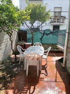 stół i krzesła siedzące na ceglanym patio w obiekcie Casa delle bambole w mieście Scauri