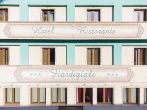une façade d'un bâtiment avec des panneaux dans l'établissement Hotel Fiordigigli, à Assergi