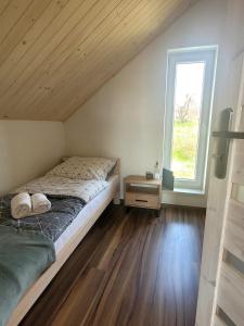 Cama o camas de una habitación en Domek rekreacyjny