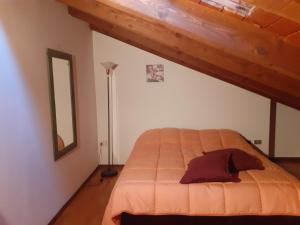 una camera con un letto di appartamento signorile con giardino CIR 0097 ad Aosta