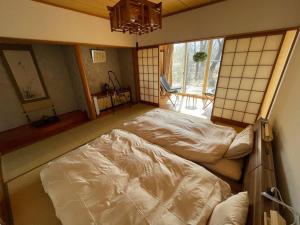 Un pat sau paturi într-o cameră la HOKUTO SATOYAMA BASE
