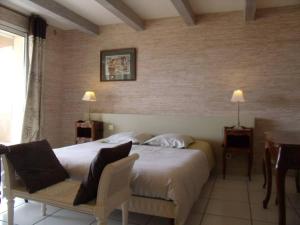 A bed or beds in a room at Gîtes en B&B Le Clos de la Cerise