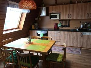 een keuken met een houten tafel en stoelen in een kamer bij Bella Vista in Vrchlabí