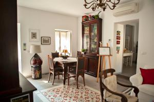 un comedor con mesa y sillas en una habitación en Locanda San Bernardo, en Vigevano