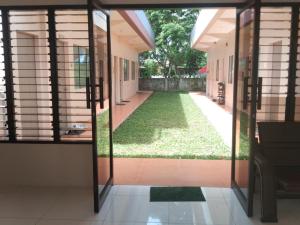 - une vue depuis l'intérieur d'une maison par une porte en verre dans l'établissement Claytown Pension House, à Dumaguete