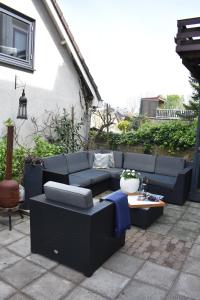 a patio with a blue couch and a table at BenB de Walvis in Krimpen aan de Lek