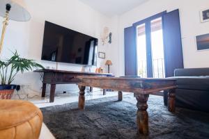 Televízia a/alebo spoločenská miestnosť v ubytovaní Apartamento Arkadio