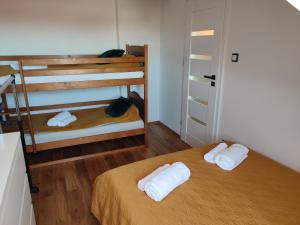 Poschodová posteľ alebo postele v izbe v ubytovaní Apartament u Beaty