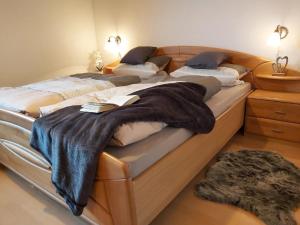ein Schlafzimmer mit 2 Betten und einer Decke darauf in der Unterkunft Haus "Panorama" in Hohenau