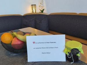 eine Schale Obst auf einer Couch mit einem Schild in der Unterkunft Haus "Panorama" in Hohenau