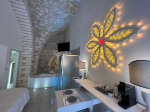 una camera con bagno con un fiore sul muro di Il Trappeto a Vieste