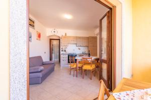 un soggiorno con un divano e un tavolo di Toderix a Castelsardo