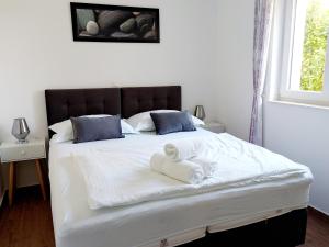 Postel nebo postele na pokoji v ubytování Apartments Nika