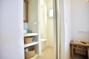 un baño con inodoro y espejo en Apartment with sea view Javea, en Jávea 25 fotos más