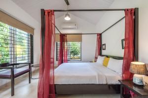 Tempat tidur dalam kamar di SaffronStays Casa Manga, Karjat - pet-friendly pool villa near ND's Film World and Saltt