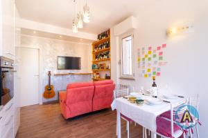 a living room with a table and a red couch at Bienvenue à Silvi - la casa accogliente in Silvi Paese