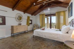 Katil atau katil-katil dalam bilik di Luxury Villa Froso +30 gambar