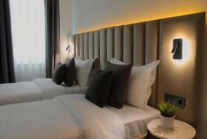 Postel nebo postele na pokoji v ubytování Bayer's City Hotel