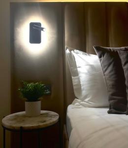 Postel nebo postele na pokoji v ubytování Bayer's City Hotel