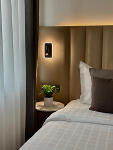 Postel nebo postele na pokoji v ubytování Bayer's City Hotel