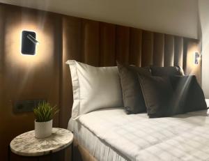 Postel nebo postele na pokoji v ubytování Bayer's City Hotel
