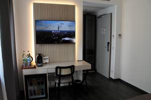 TV a/nebo společenská místnost v ubytování Bayer's City Hotel