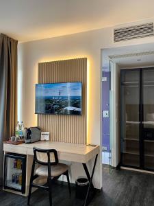 TV a/nebo společenská místnost v ubytování Bayer's City Hotel