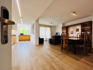 sala de estar y comedor con mesa de comedor en Sono Master Apartments, en La Garriga