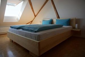 フリードリヒスハーフェンにあるHöhlerhofの大型ベッド(青い枕付)