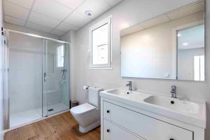 La salle de bains est pourvue de toilettes, d'un lavabo et d'une douche. dans l'établissement Residencia Demar, à Godella